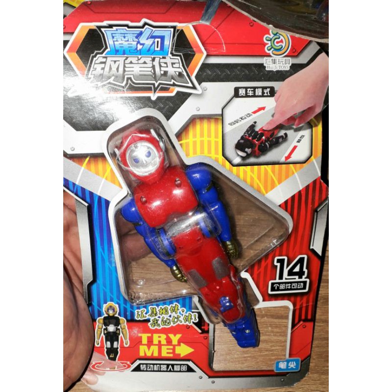 Một cái Mô hình robot chạy chớn trên đường đua bằng nhựa rất