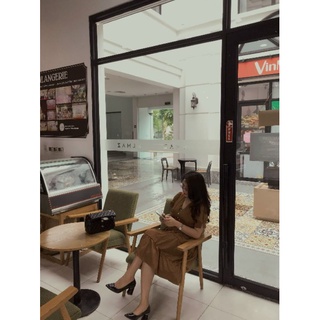 Váy nâu cổ tim cúc ngọc