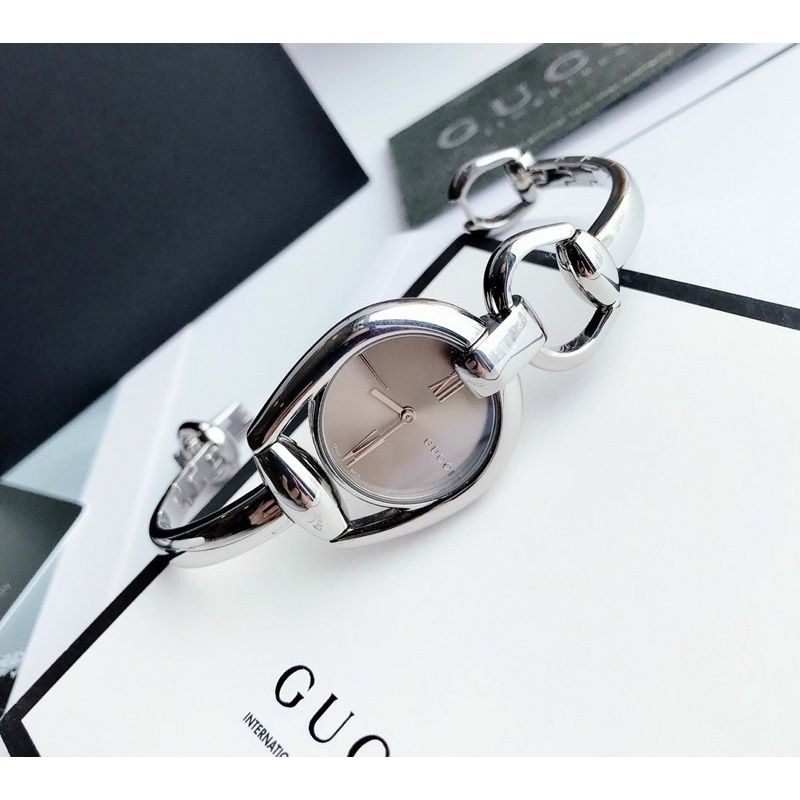 Đồng hồ nữ Gucci Horsebit Dáng lắc sang chảnh, đơn giản mà đẹp lắm ý