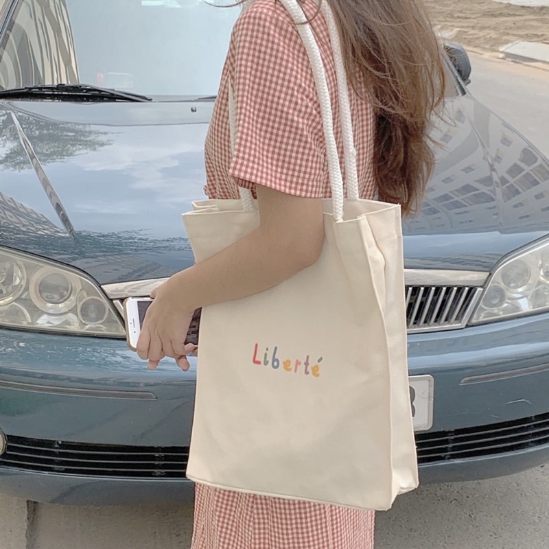 Túi tote vải bố canvas dây thừng LIBERTE trắng kem đứng form