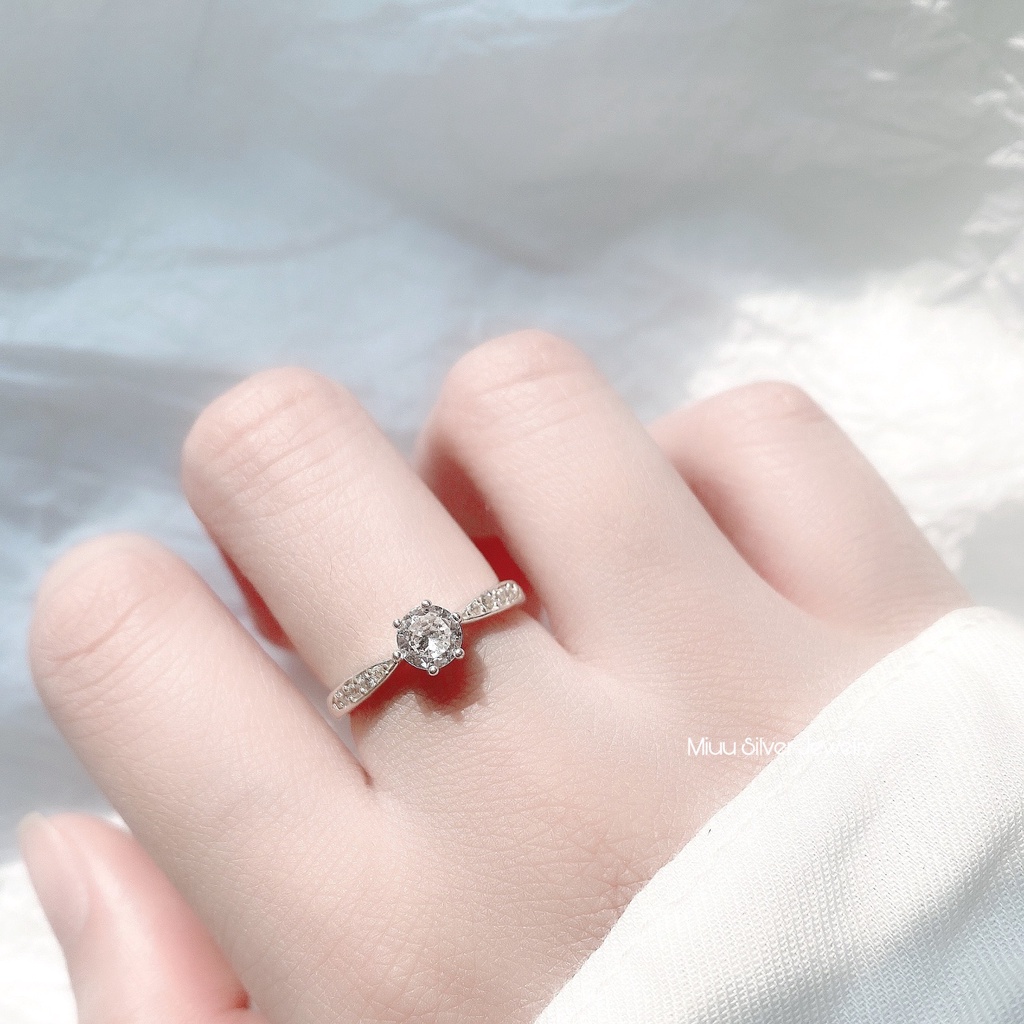 Nhẫn bạc nữ Miuu Silver đính đá 6 trấu thân vát Christiana Ring