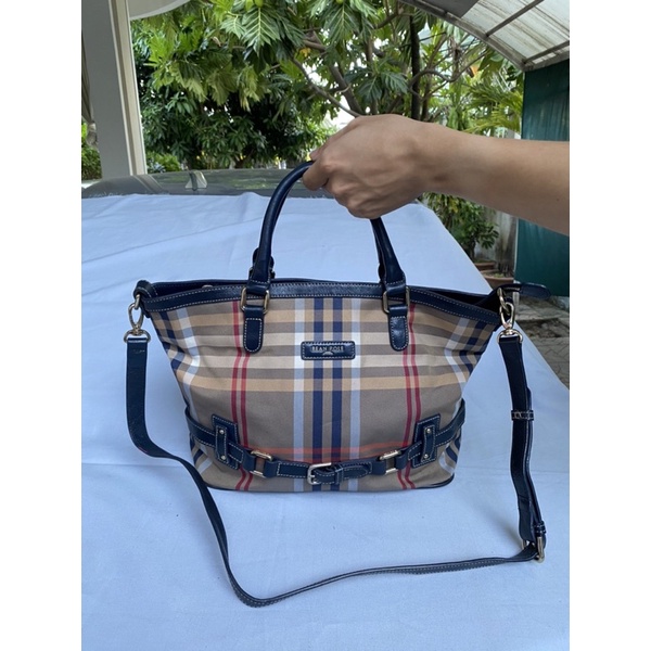 Túi chuẩn si. Túi qua sử dụng. Khách vui lòng xem hình nếu muốn biết thêm thông tin sản phẩm mời khách vô chat. Thanks .