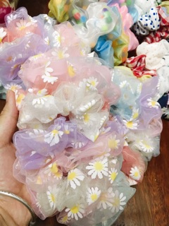 Scrunchies hoa cúc trend 2020