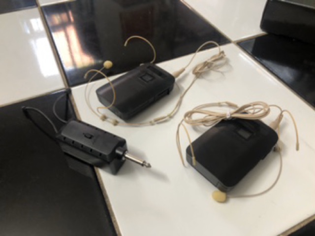 Micro không dây Mic hạt gạo màu da người E8-J2 nói song song 2 micro cắm amply loa có sẵn, loa trợ giảng, mixer