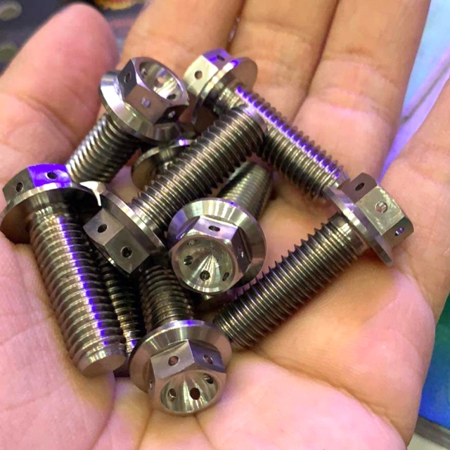Ốc Titan Gr5  8*25 đầu probolt giữ pass heo cho các dòng xe Honda và bắt gác chân sau các loại xe
