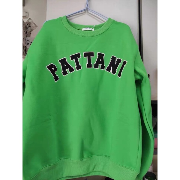 Áo sweater thêu pattani màu xanh nhẹ nhàng fom rộng thêu chữ chắc chắn