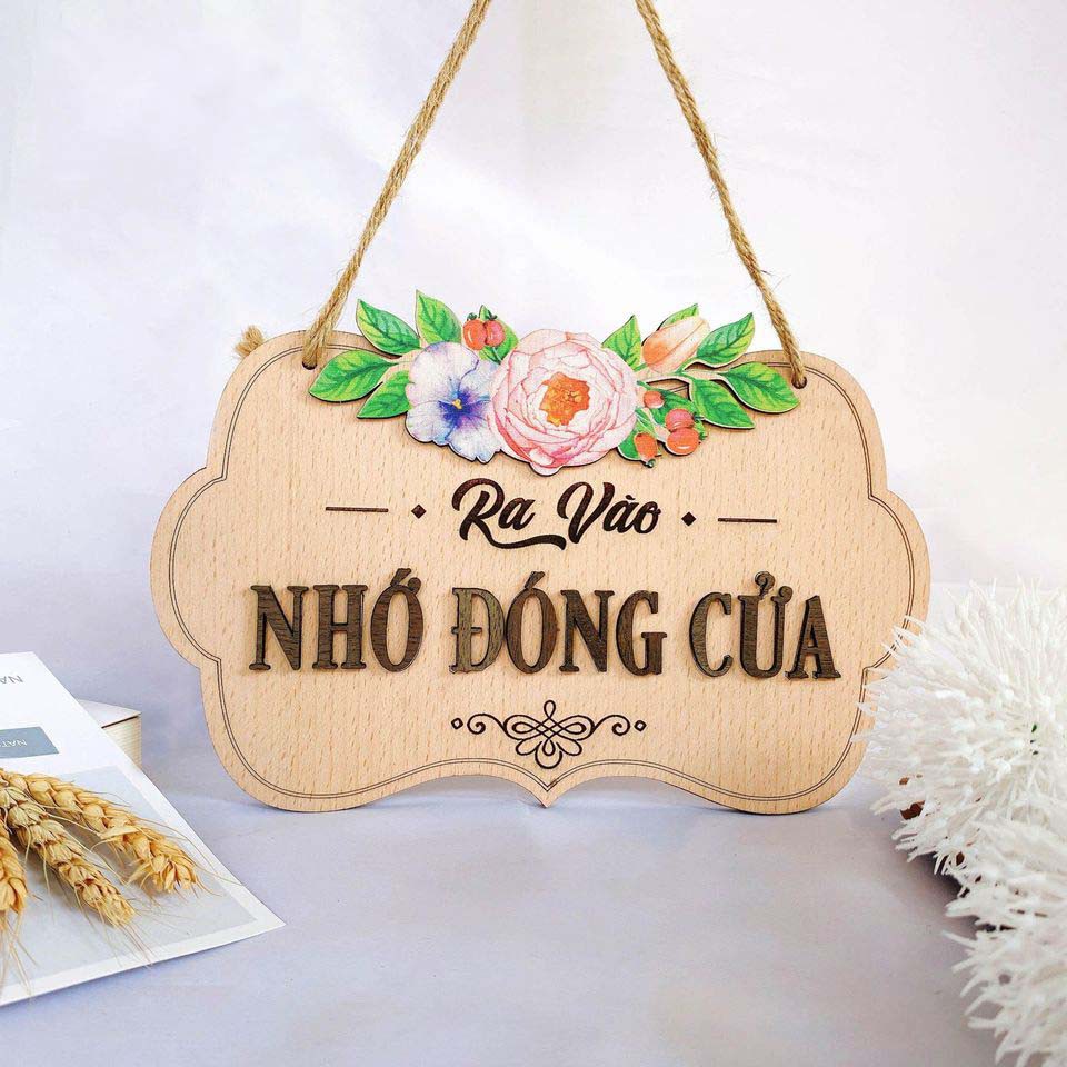 Bảng Gỗ Decor Ra Vào Nhớ Đóng Cửa (bảng gỗ trang trí DNDecor + quà tặng giá trị 17.000đ)