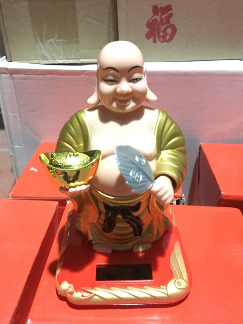 Tượng Phật Di Lặc Dáng Đứng Gật Gù Vẫy Quạt Năng Lượng Mặt Trời