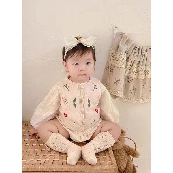 Áo khoác len gile dệt kim thêu hoa lá cho bé gái