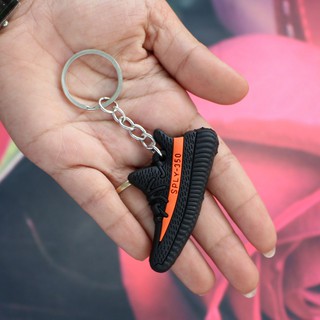 Móc khóa silicone giày yeezy Đen đỏ