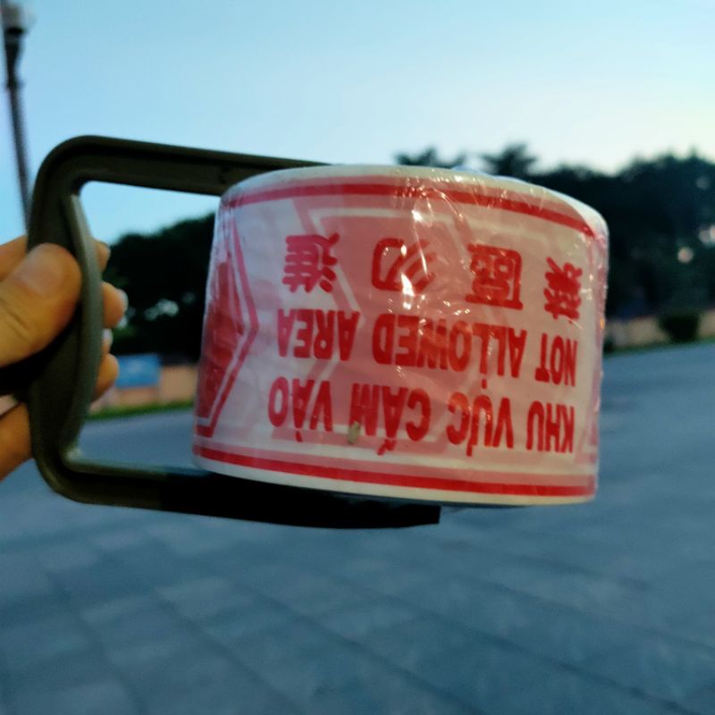 Cuộn dây rào cảnh báo khu vực cấm vào, khu cách ly, công trình xây dựng loại có tay cầm đủ mét TẶNG kèm băng keo điện