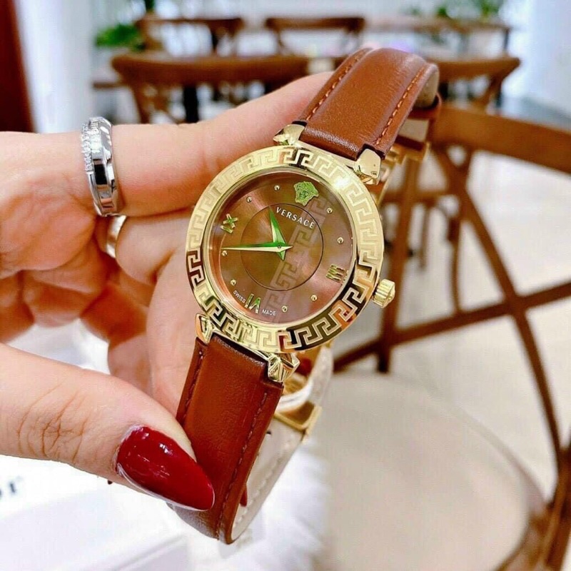Đồng hồ nữ Versace nữ dây da sang trọng và tinh tế.