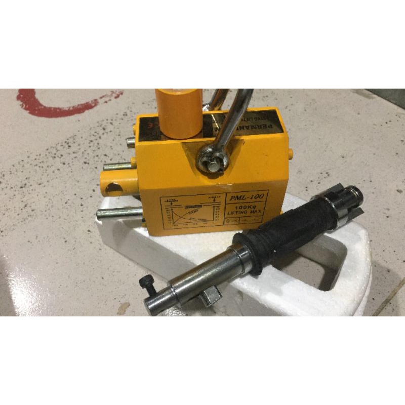 Nam châm nâng tay gạt 100kg, chuyên nâng hạ các vật bằng sắt có khối lượng 100kg