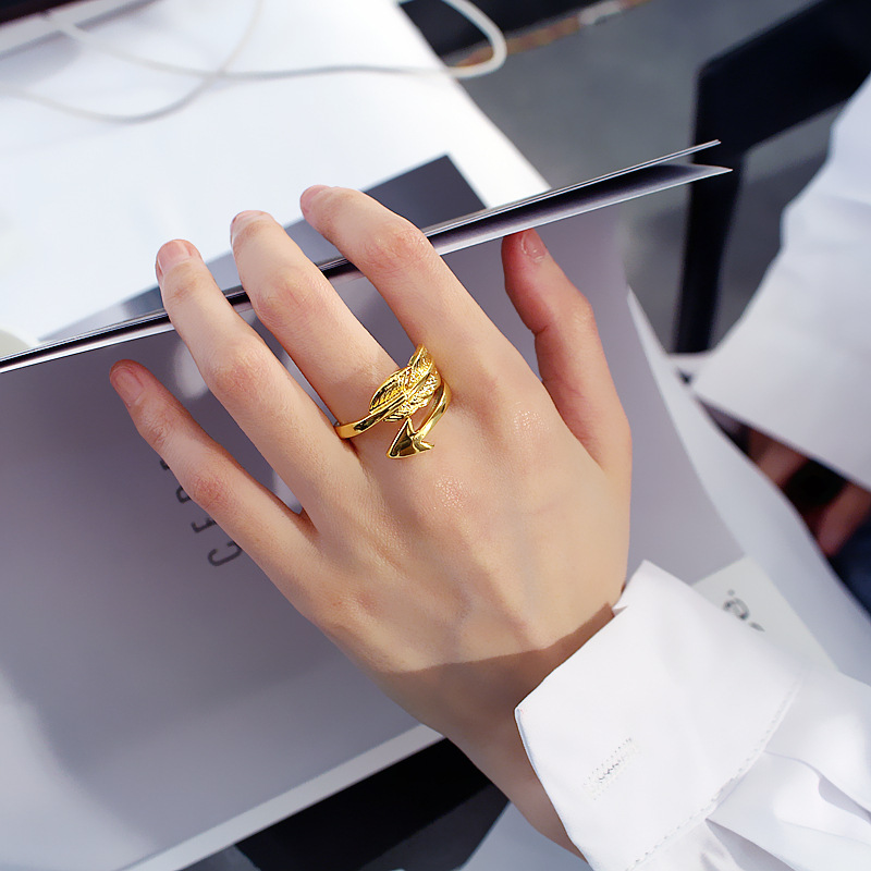 Adjustable ring with arrow opening