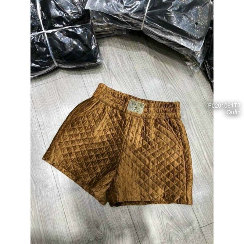 Quần short nhung lưng thun gắn tag chanell