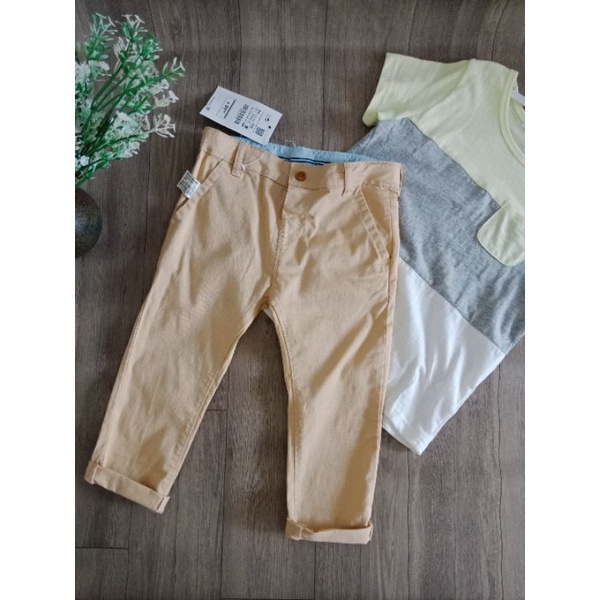 Quần bé trai vàng cúc gỗ xinh