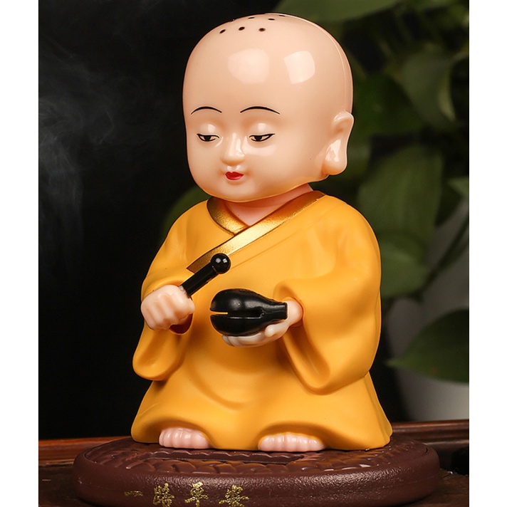 Tượng CHÚ TIỂU GÕ MÕ ĐỨNG tích hợp năng lượng mặt trời trang trí ôtô bàn làm việc