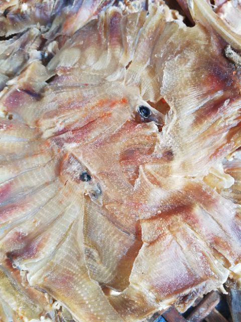 Cá đuối khô tẩm gia vị  Trọng lượng 1kg  xuất xứ Gò Công  hạn sử dụng 6 tháng ☘️☘️☘️   Khô cá đuối rất tiện dùng vì...