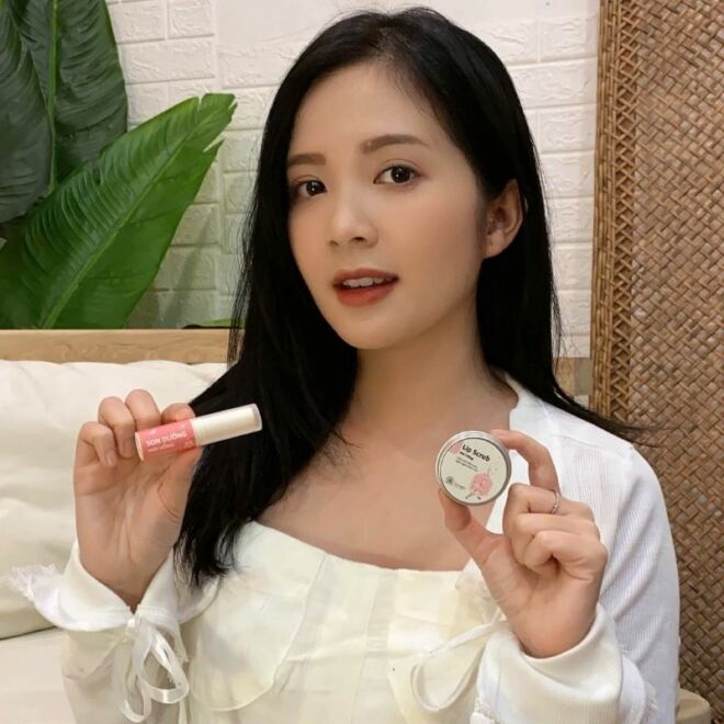 Combo Môi Hồng Gồm Son Dưỡng Hồng Môi Và Tẩy Da Chết Giảm Thâm Cỏ Mềm 100g