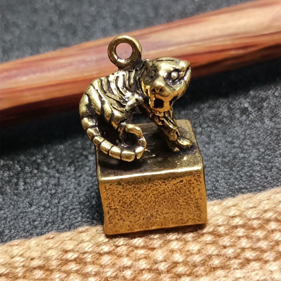 Móc khóa đồng thau độc lạ may mắn phong thủy đẹp Hổ chân đế may mắn phong cách sưu tầm độc đáo bền chắc.