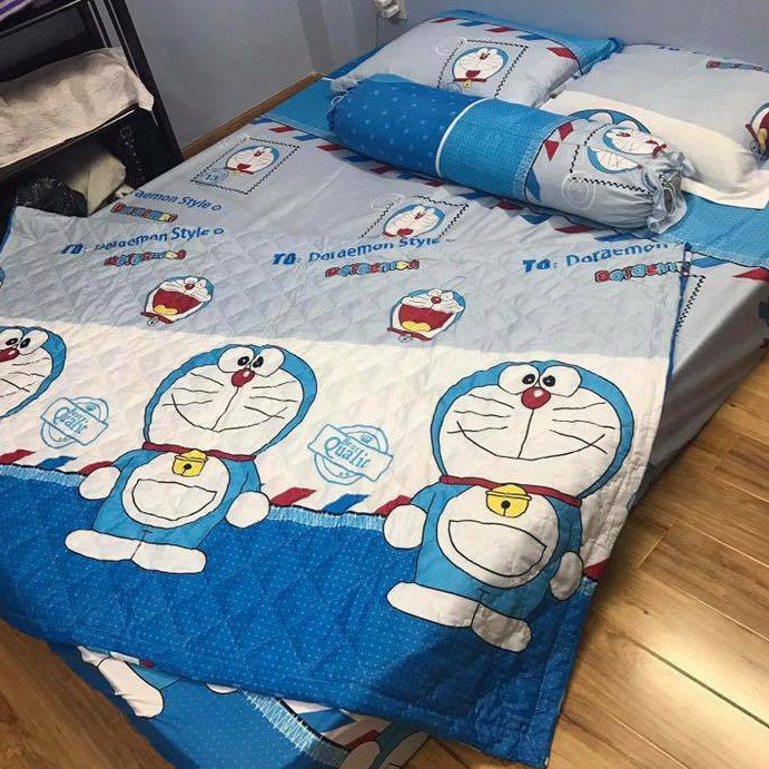 Set 5 Món Chăn Hè Trần Bông Kèm Ga Gối Và Vỏ Gối Ôm Cotton Poly Mẫu DORAEMON TEM THƯ