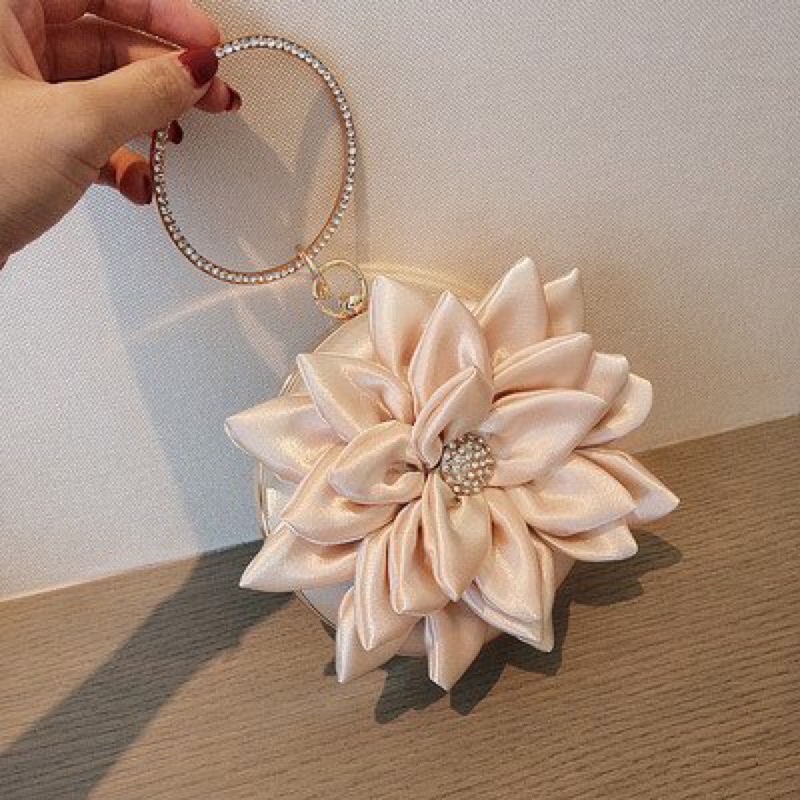Clutch dự tiệc bông hoa to nhiều cánh màu kem
