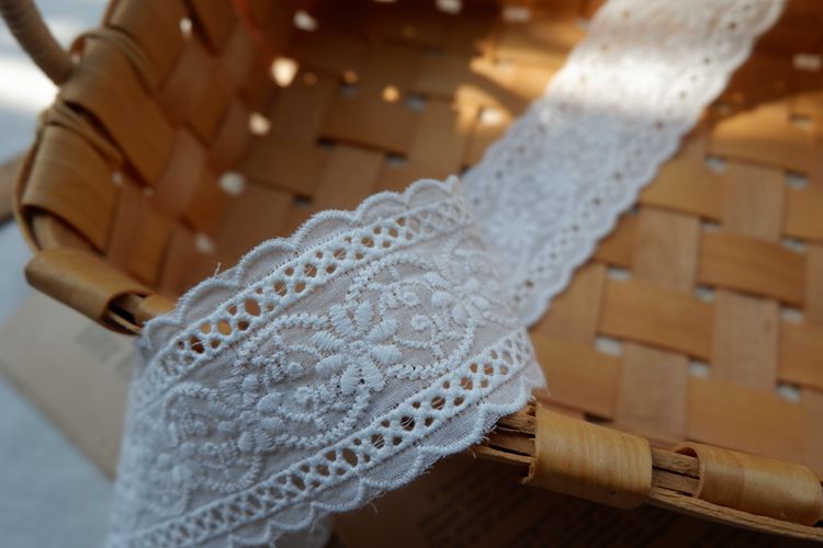 Cuộn vải ren 5-12cm dập nổi họa tiết thích hợp trang trí phòng nội thất