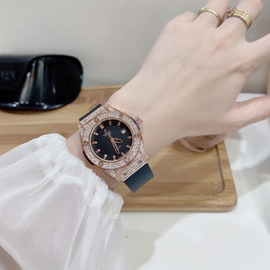 Đồng hồ nữ Hublot mặt tròn đính viền đá dây cao su thơm vani cao cấp DHN601 - Shop6906