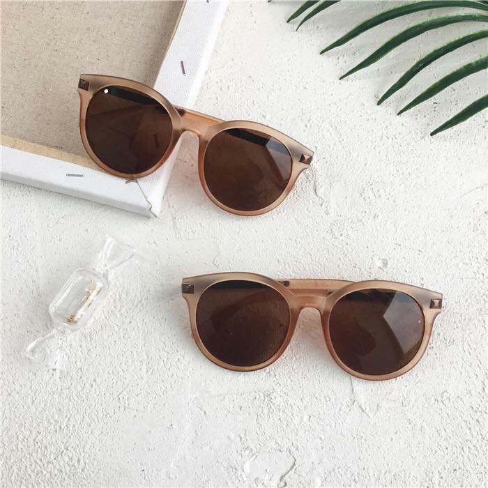 Kính chống nắng màu nâu sang chảnh rẻ vô địch