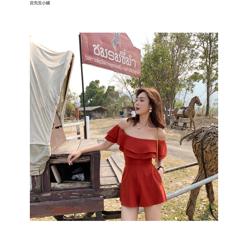 jumpsuit trễ vai phối bèo thiết kế dáng rộng thoải mái