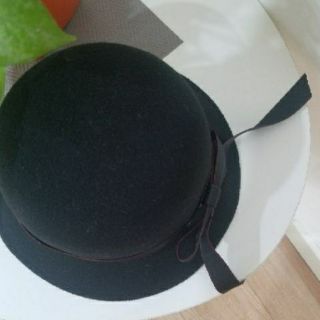 Mũ dạ xinh xắn còn mũ đen