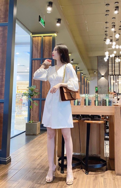 Đầm trắng xoè cổ V đính chuổi 2 màu