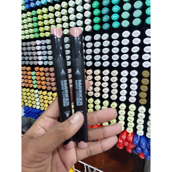 1 cây bút  màu MARKER BAOKE  có 68 loại màu