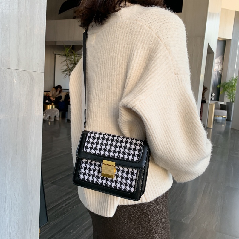 Túi xách đeo chéo đi chơi hoạ tiết caro cao cấp Sonasi TXN0014