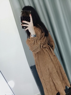 Váy nhung bi xoắn eo