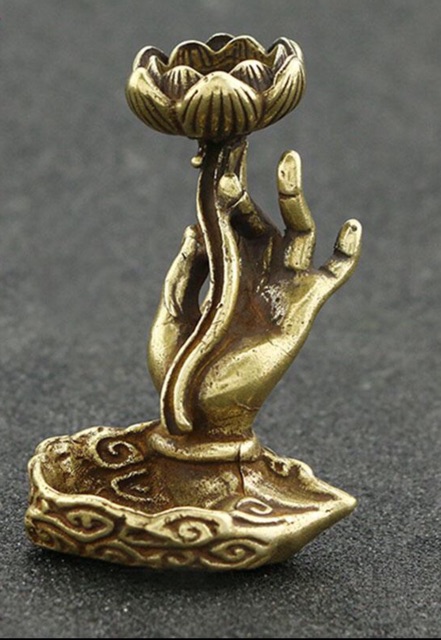 Đế cắm trầm Tay Phật cầm hoa sen bằng đồng cao 57mm