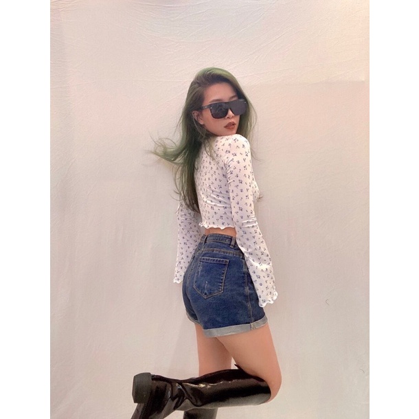 Áo croptop ôm dài tay loe xoăn lai trắng hoa nhí vnxk