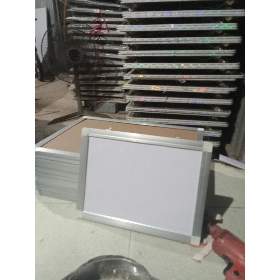 Bảng fooc trắng viết bút lông kt 20x30,30x40 có móc treo tường