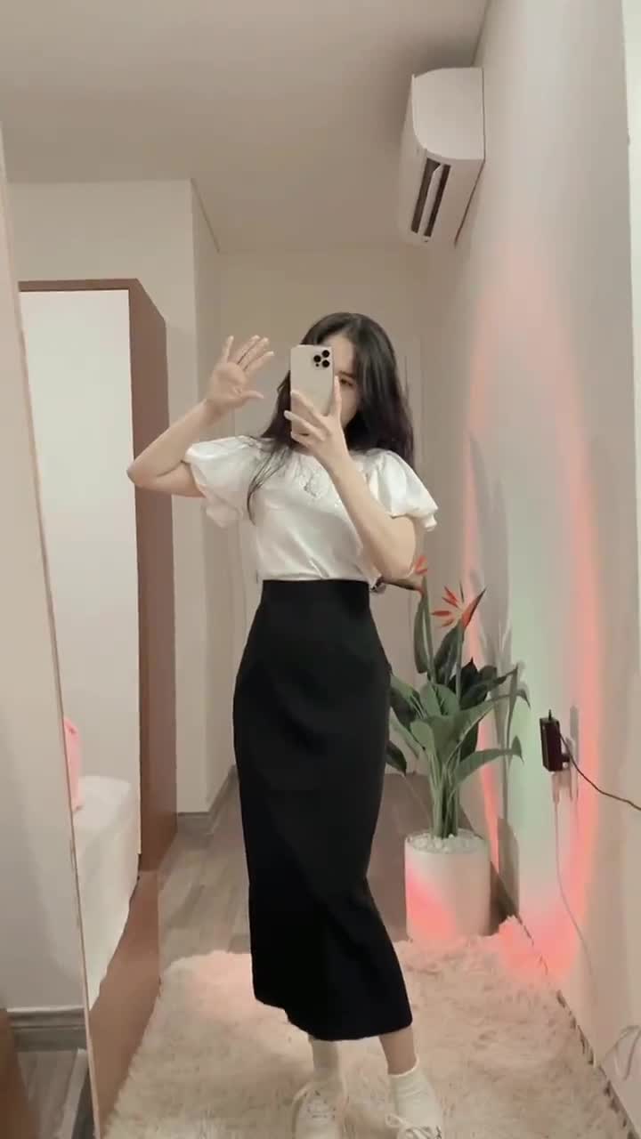 CHÂN VÁY DÀI XẺ TÀ SAU CỰC HOT ( ảnh tự chụp 100% ạ) | BigBuy360 - bigbuy360.vn