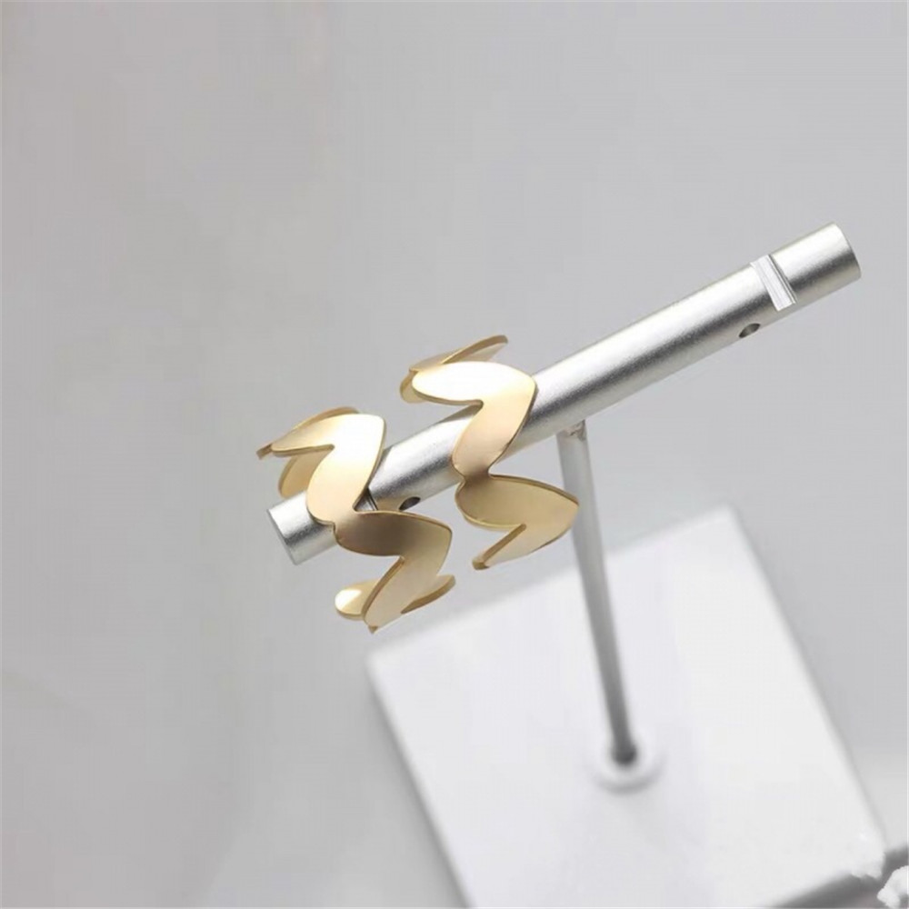 Hoa Tai Kim Loại Hình Trái Tim Phong Cách Hoàng Gia