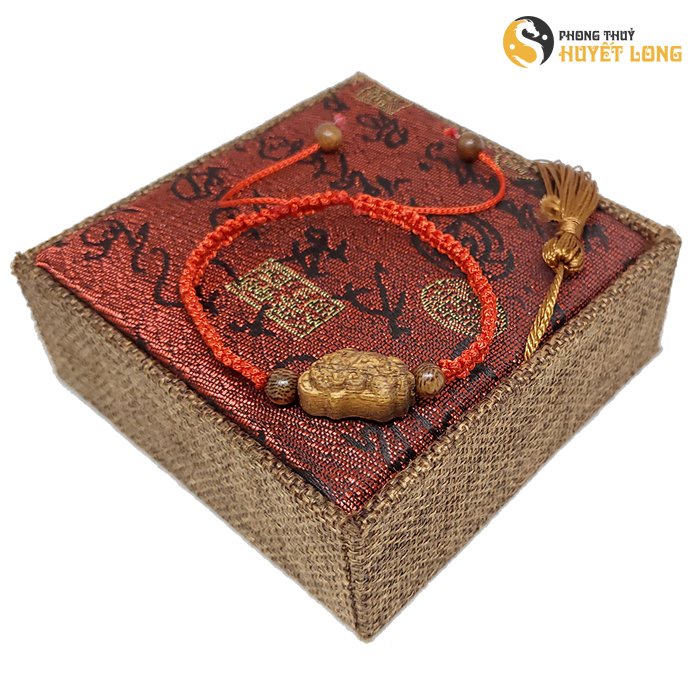 Vòng Tay Chỉ Đỏ Trầm Hương Mix Charm Tỳ Hưu, Hoa Sen, Thánh Giá, Vòng Đủ Size Nam Nữ