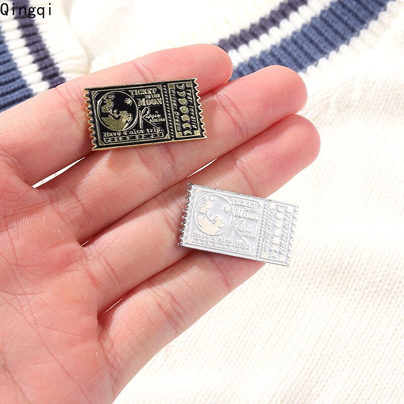 Huy hiệu cài áo Miss Zoe hình vé máy bay tráng men trắng đen vui nhộn dùng làm quà tặng