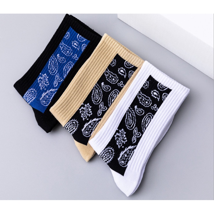 Vớ cao cổ dải dọc Hoa văn phong cách thể thao, trẻ trung, năng động dành cho cả Nam và Nữ.