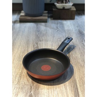 Chảo Tefal nông lòng 20cm - thành đỏ