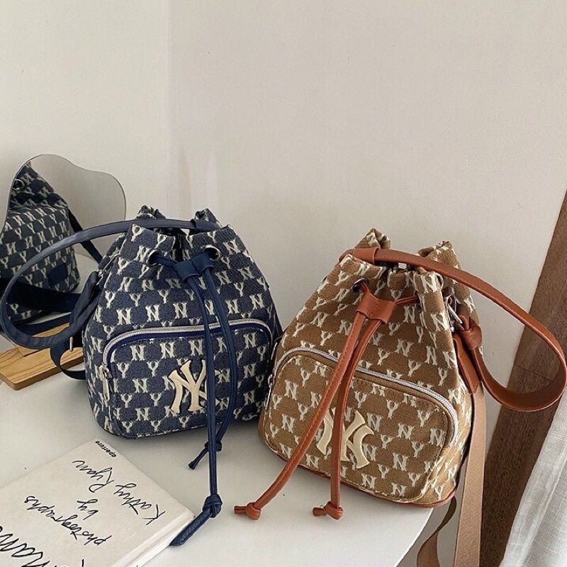 Túi xách in hoạ tiết ny dút miệng