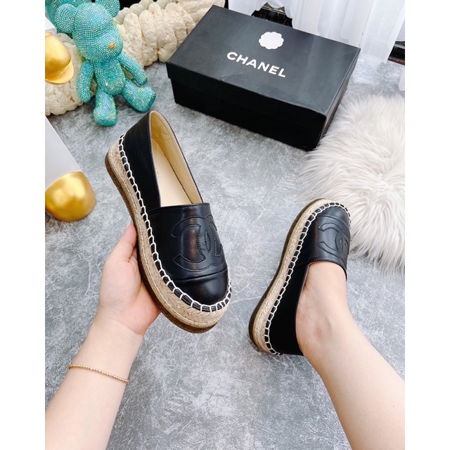 Slip-on lười nâng đế CHANEL super về hàng 2 màu xinh lắm nha, đế air viền cói dẻo êm chân