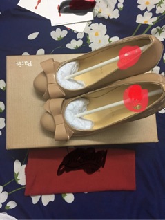 Giày trả khách