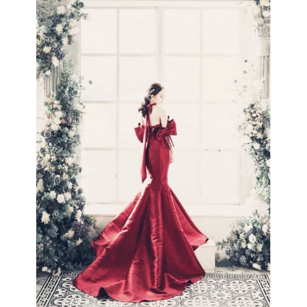 Đầm váy dạ hội body đuôi cá, cô dâu đi bàn kèm phụ kiện sang trọng