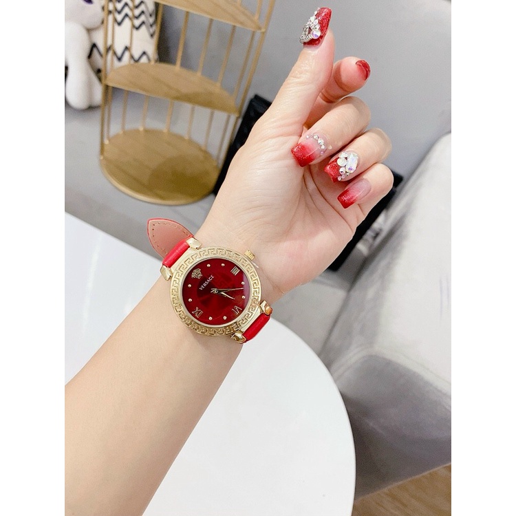 Đồng hồ nữ Versace nữ dây da sang trọng và tinh tế.