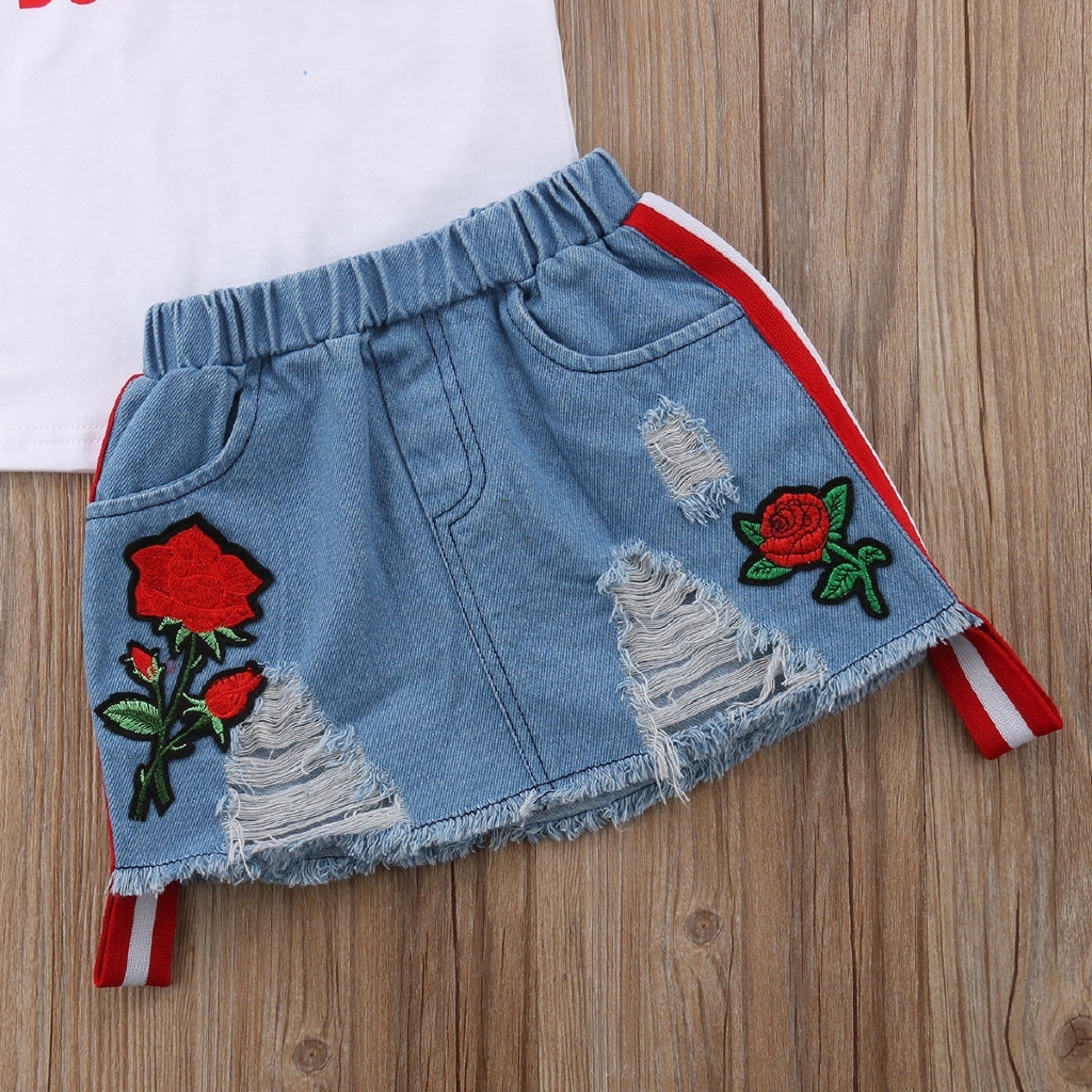 Áo tay ngắn cổ chữ V in hoa và váy jeans dễ thương cho bé gái